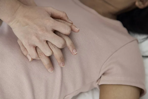 Hände Von Ärzten Die Einer Patientin Schlafzimmer Herzmassage Und Reanimation — Stockfoto