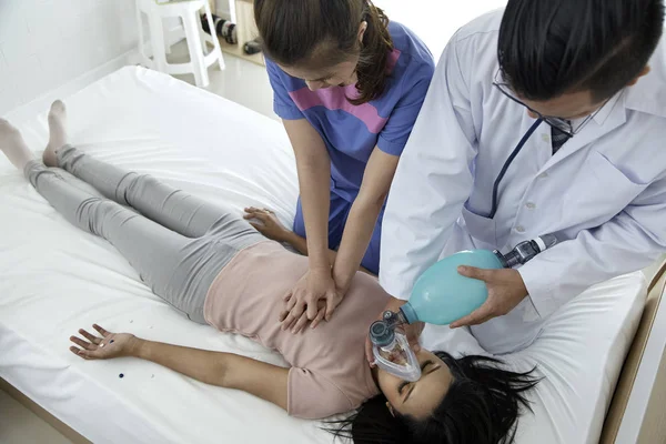 Mãos Médicos Que Dão Massagem Cardíaca Reanimação Uma Paciente Sexo — Fotografia de Stock