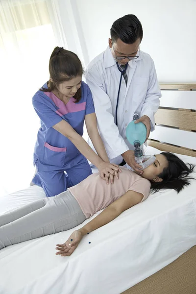 Mãos Médicos Que Dão Massagem Cardíaca Reanimação Uma Paciente Sexo — Fotografia de Stock