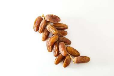 Beyaz arka plan üzerinde yaratıcı kurutulmuş tarihleri takip. Düz yatıyordu. Gıda kavramı.