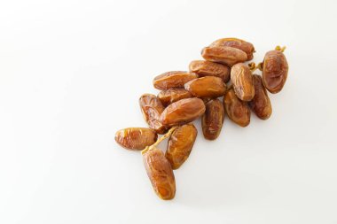 Beyaz arka plan üzerinde yaratıcı kurutulmuş tarihleri takip. Düz yatıyordu. Gıda kavramı.