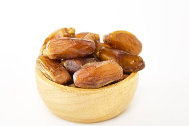 Metin alanı olan beyaz arka plan üzerinde kurutulmuş tarihleri kase. Üstten görünüm