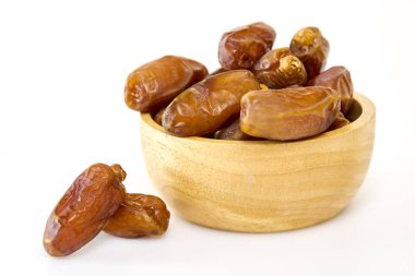 Metin alanı olan beyaz arka plan üzerinde kurutulmuş tarihleri kase. Üstten görünüm