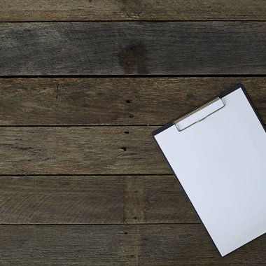 Ahşap ofis resepsiyon masası malzemeleri ve boş a4 kağıt orta üst görünümünü. En çok görünümü, düzeni., ofis masası, kavram boş yerlere ile paylamak