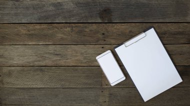 Ahşap ofis resepsiyon masası malzemeleri ve boş a4 kağıt orta üst görünümünü. En çok görünümü, düzeni., ofis masası, kavram boş yerlere ile paylamak