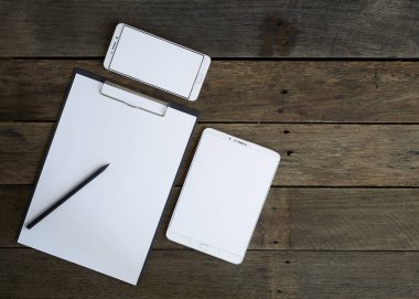 Ahşap ofis resepsiyon masası malzemeleri ve boş a4 kağıt orta üst görünümünü. En çok görünümü, düzeni., ofis masası, kavram boş yerlere ile paylamak