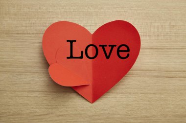 Ahşap arka plan ile metin aşk ve Genç neşeli, kağıdı kırmızı kalp, kesin mutlu sevgililer günü kırmızı kağıt kalp seviyorum davetiye