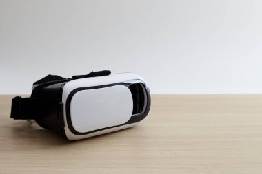 Sanal gerçeklik gözlük kask kulaklık ahşap arka plan üzerinde. Sanal gerçeklik ile Smartphone kullanarak tarih Çrş. Teknoloji, simülasyon, yüksek teknoloji, video oyunu kavramı. Afiş