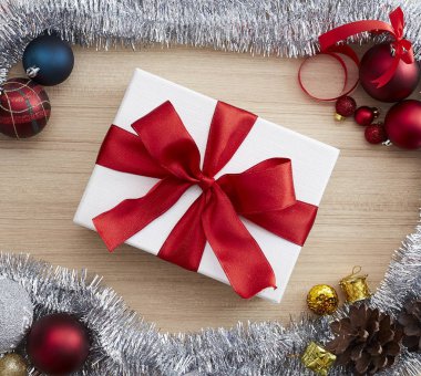 Noel çerçeve dekorasyon ahşap arka plan için Noel günü festivali. Kopya alanı ile göster