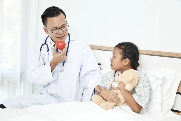 Pflege Arzt Mit Stethoskop Hält Rotes Herz Und Mädchen Patientenzimmer — Stockfoto