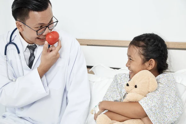 Pflege Arzt Mit Stethoskop Hält Rotes Herz Und Mädchen Patientenzimmer — Stockfoto