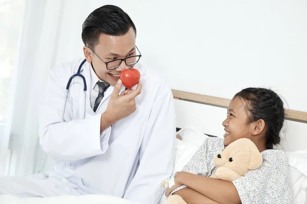 Pflege Arzt Mit Stethoskop Hält Rotes Herz Und Mädchen Patientenzimmer — Stockfoto