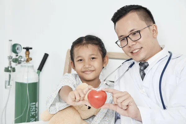 Bak Kırmızı Kalp Tutan Stetoskop Ile Doktor Hasta Odası Sağlık — Stok fotoğraf