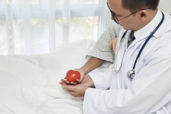 Care Doctor Stethoscope Holding Red Heart Kid Girl Patient Room — Stock Photo, Image