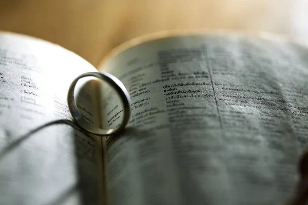 Abstrakter Hintergrund Von Silberring Alter Ring Auf Einem Buch Und — Stockfoto