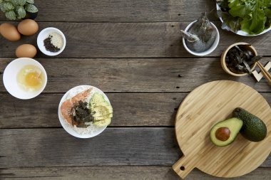 Avokado temiz pirinç sashimi Poke kase karides ve sağlıklı gıda concept.on koyu ahşap arka plan, üstten görünüm - görüntü dengeli