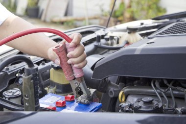 El bir araba motoru kontrol kadının araç deneme bakım, kadın kavramı yapabilirsiniz.