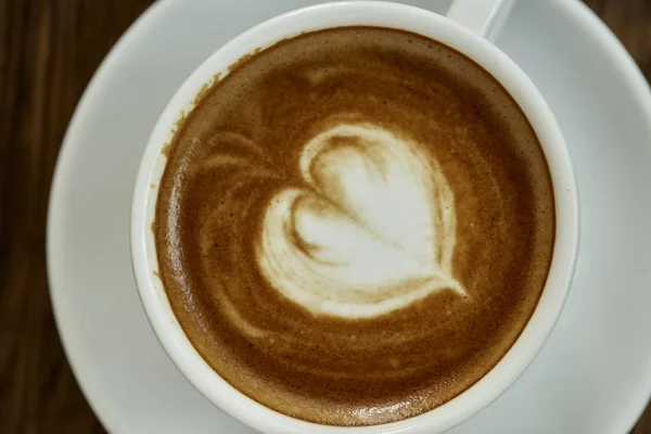 Una Taza Café Con Patrón Corazón Una Taza Blanca Sobre — Foto de Stock