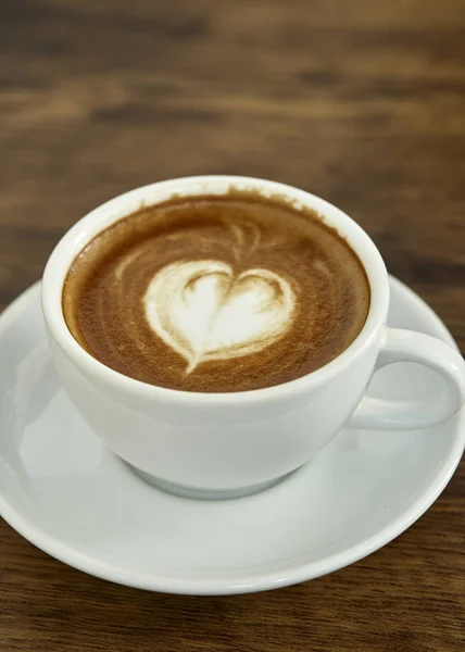 Eine Tasse Kaffee Mit Herzmuster Einer Weißen Tasse Auf Rustikalem — Stockfoto