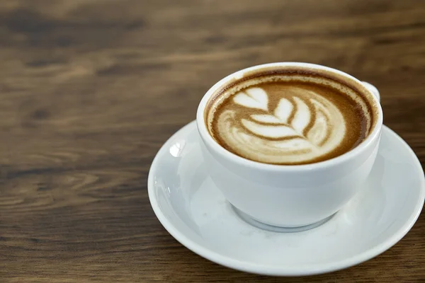 Une Tasse Café Avec Motif Coeur Dans Une Tasse Blanche — Photo