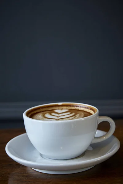 Eine Tasse Kaffee Mit Herzmuster Einer Weißen Tasse Auf Rustikalem — Stockfoto