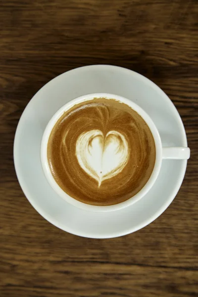 Una Taza Café Con Patrón Corazón Una Taza Blanca Sobre — Foto de Stock