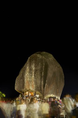 Bulanık gece yarısı bir sürü insan ibadet Buda ayak basmak Khao Khitchakut, Chanthaburi Tayland.