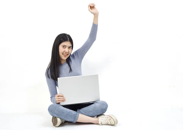 Conceito Negócio Retrato Uma Menina Casual Sorridente Segurando Computador Portátil — Fotografia de Stock