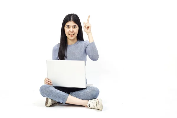 Conceito Negócio Retrato Uma Menina Casual Sorridente Segurando Computador Portátil — Fotografia de Stock