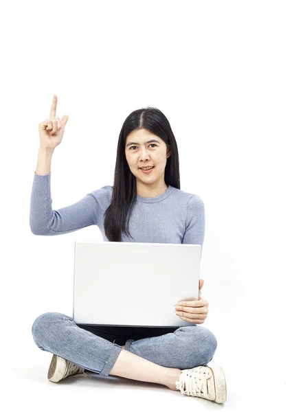 Conceito Negócio Retrato Uma Menina Casual Sorridente Segurando Computador Portátil — Fotografia de Stock