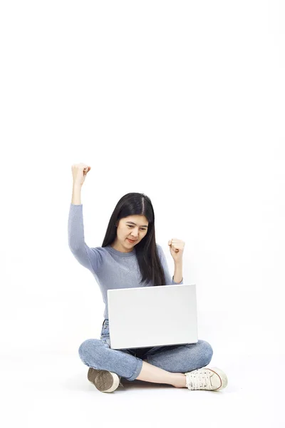 Conceito Negócio Retrato Uma Menina Casual Sorridente Segurando Computador Portátil — Fotografia de Stock