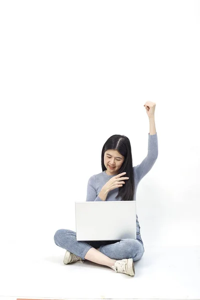 Бізнес Концепція Портрет Усміхненої Випадкової Дівчини Яка Тримає Ноутбук Сидячи — стокове фото