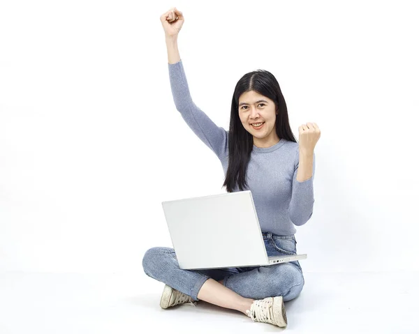 Conceito Negócio Retrato Uma Menina Casual Sorridente Segurando Computador Portátil — Fotografia de Stock
