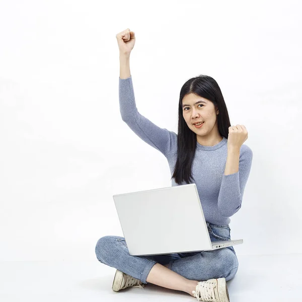 Conceito Negócio Retrato Uma Menina Casual Sorridente Segurando Computador Portátil — Fotografia de Stock