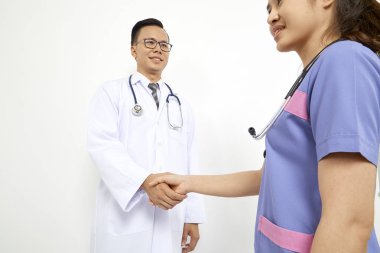 Doktor ile hemşire tıbbi bir klinik çalışma. İki hastane çalışanları laboratuvar testi üzerinde tartışıyor. Beyaz arka plan üzerinde