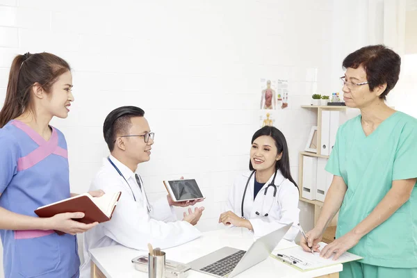 Asian Lekarza Talk Zdrowia Pracownik Zespołu Pacjencie Pracy Zespołowej Szpitalu — Zdjęcie stockowe