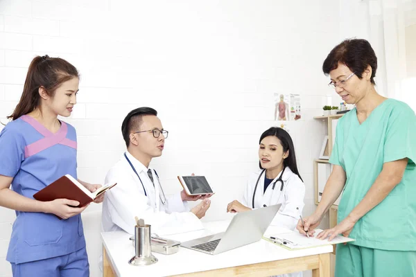 Asian Doctor Talk Health Worker Team Patient Information Teamwork Hospital — Stock Photo, Image