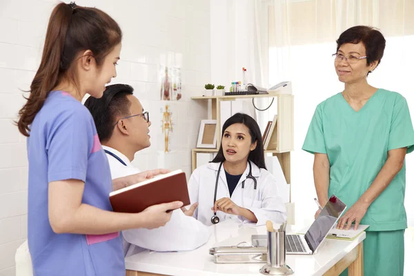 Asian Lekarza Talk Zdrowia Pracownik Zespołu Pacjencie Pracy Zespołowej Szpitalu — Zdjęcie stockowe