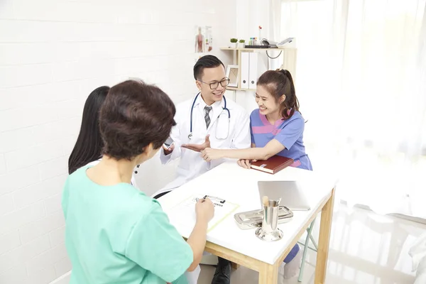 Médico Asiático Conversa Com Equipe Saúde Sobre Informações Paciente Trabalho — Fotografia de Stock