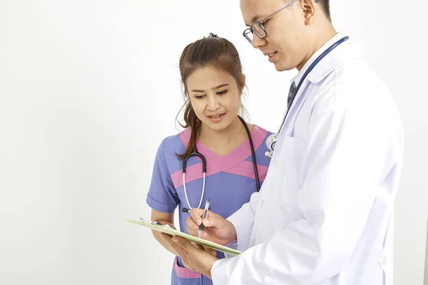 Médico Con Enfermera Trabajando Una Clínica Médica Dos Trabajadores Del — Foto de Stock