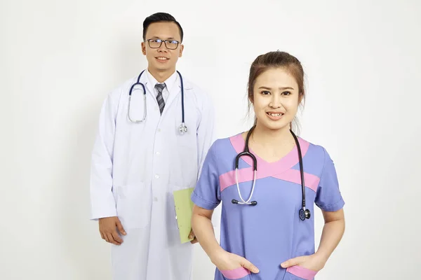 Médico Con Enfermera Trabajando Una Clínica Médica Dos Trabajadores Del —  Fotos de Stock