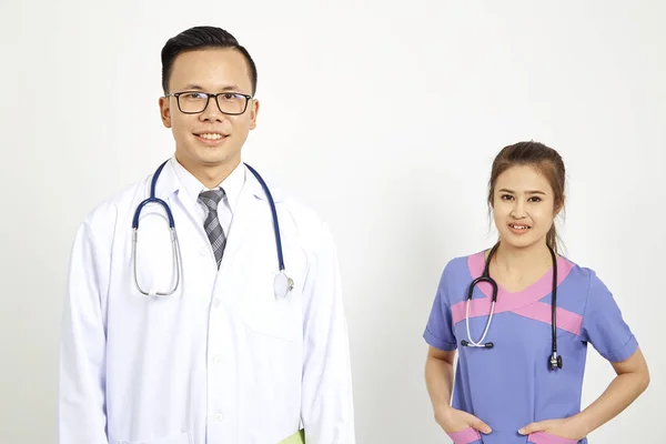 Médico Con Enfermera Trabajando Una Clínica Médica Dos Trabajadores Del — Foto de Stock