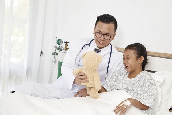 Medizinkonzept Arzt Mit Teddybär Und Kleinem Mädchen Lächelt Glücklich Krankenhaus — Stockfoto