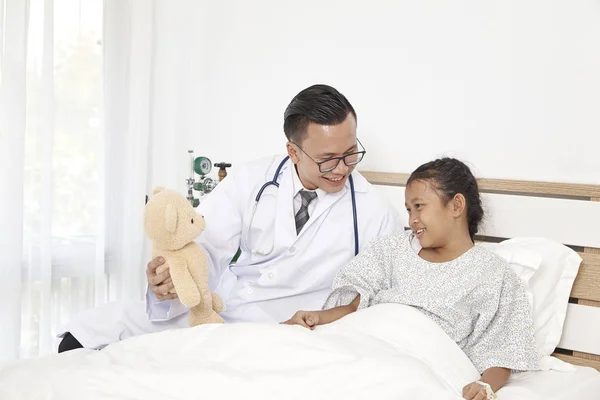 Medizinkonzept Arzt Mit Teddybär Und Kleinem Mädchen Lächelt Glücklich Krankenhaus — Stockfoto