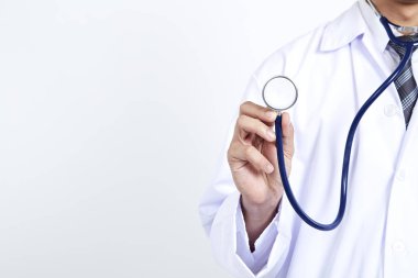 Doktor holding stetoskop beyaz arka plan üzerinde. Asyalı erkek modeli, konsept kozmetik cerrahi