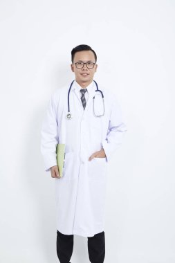 Doktor holding stetoskop beyaz arka plan üzerinde. Asyalı erkek modeli, konsept kozmetik cerrahi