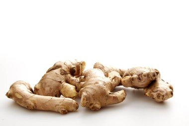 Sağlıklı taze zencefil ile tıbbi özellikleri kök ve beyaz arka plan üzerinde iksiri