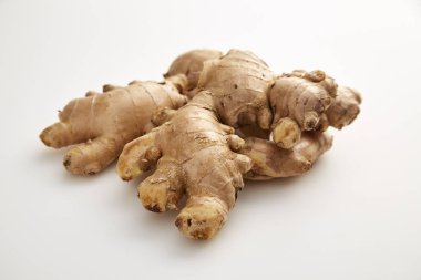 Sağlıklı taze zencefil ile tıbbi özellikleri kök ve beyaz arka plan üzerinde iksiri