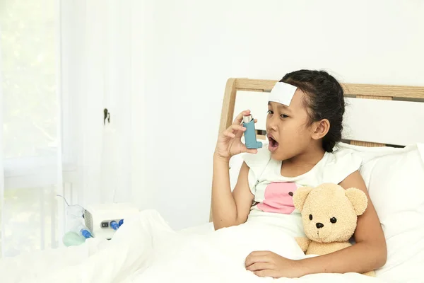 Asiatisches Mädchen Sitzt Auf Dem Bett Und Benutzt Bronkodilatator Inhalator — Stockfoto