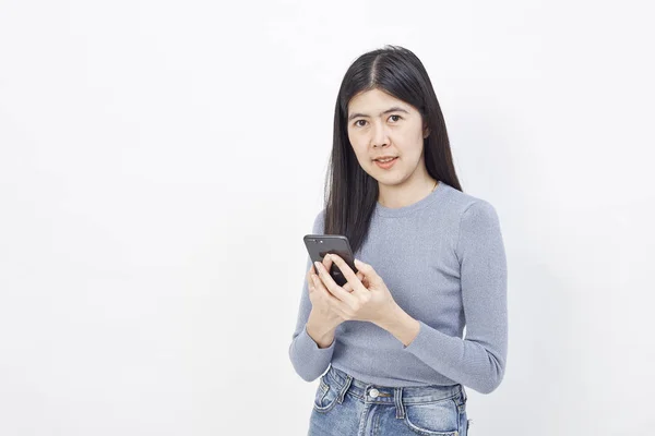 Asiático Mulher Uso Celular Sorrindo Adolescente Mensagem Texto Menina Seu — Fotografia de Stock